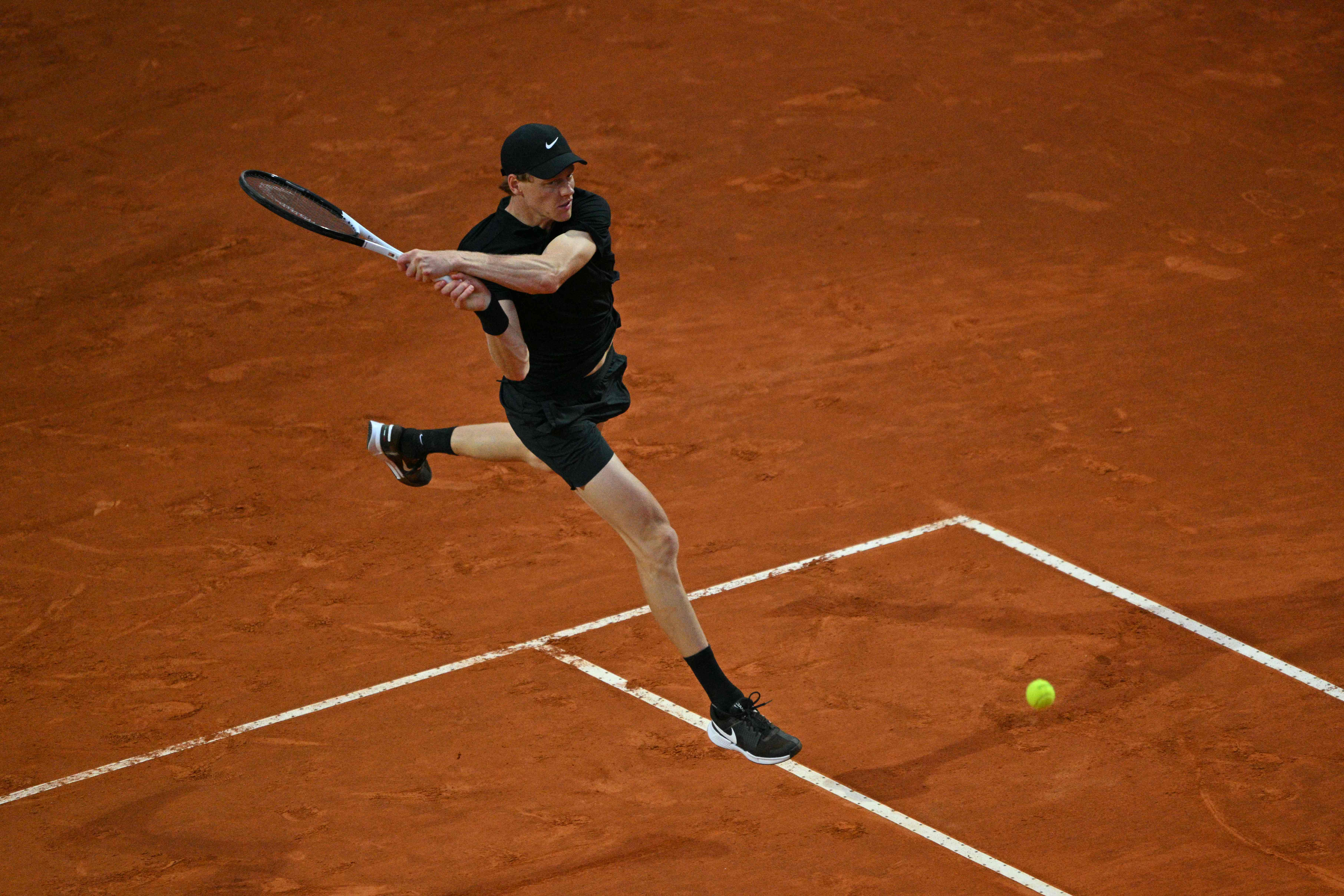 关于球星爆发！网球赛场再现神级操作的信息