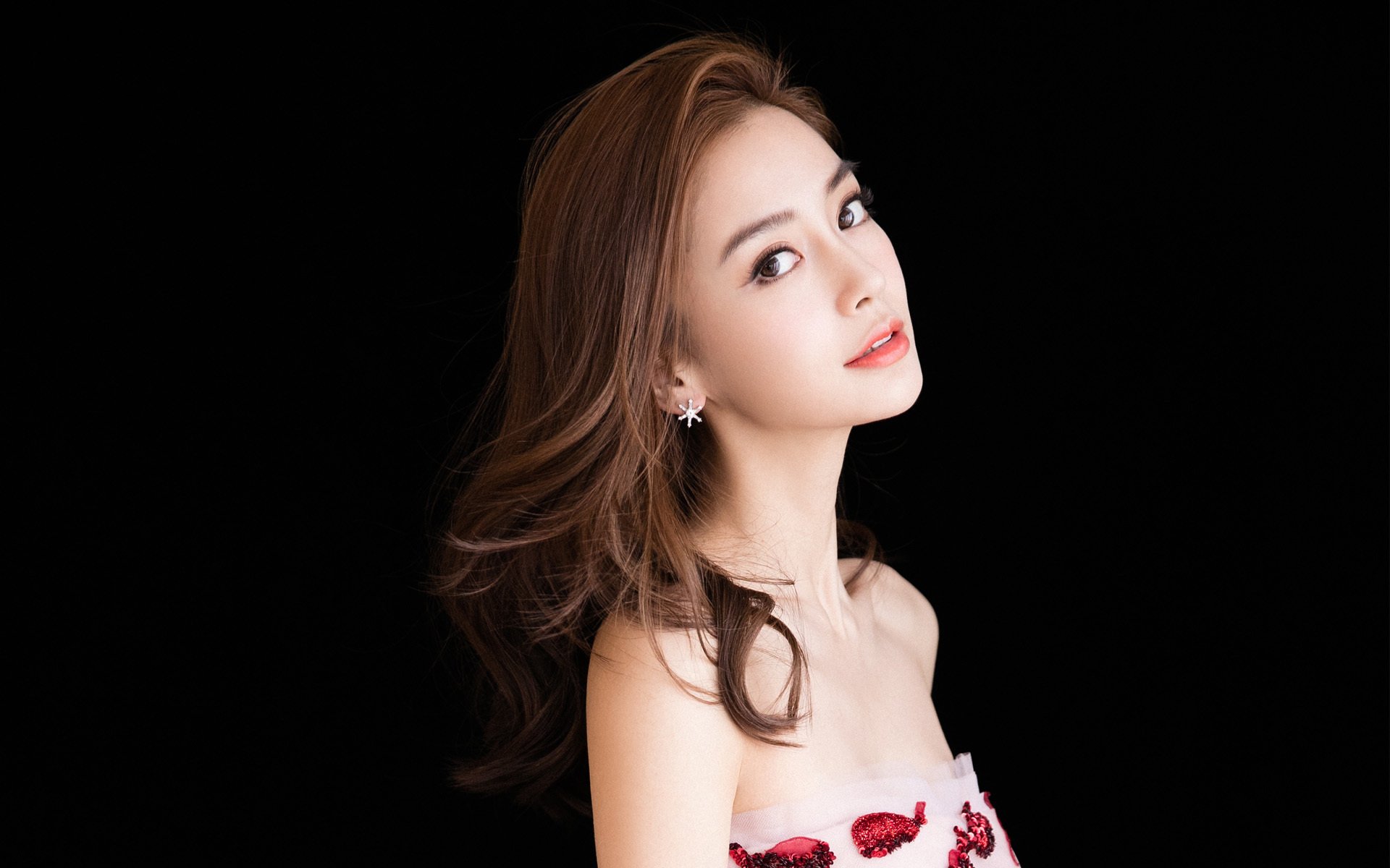 赛道风云与球场烈焰，热火在F1街道赛焦点战中强压吉林队